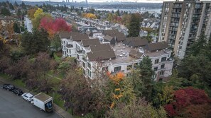 Exterior - Live the North Shore dream in this mountain-view penthouse! (North Vancouver)
