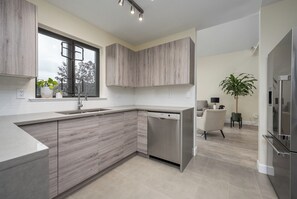 Fridge, microwave, oven, stovetop - Live the North Shore dream in this mountain-view penthouse! (North Vancouver)