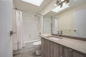 Douche, sèche-cheveux, bidet, serviettes fournies