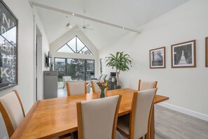 Interior - Live the North Shore dream in this mountain-view penthouse! (North Vancouver)