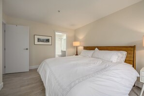 2 makuuhuonetta, työpöytä, silitysrauta/-lauta, ilmainen Wi-Fi