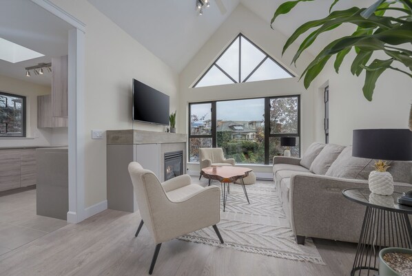 Smart TV - Live the North Shore dream in this mountain-view penthouse! (North Vancouver)