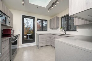 Kühlschrank, Mikrowelle, Ofen, Herdplatte