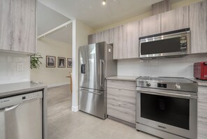 Refrigerador, microondas, horno y parrilla de estufa 