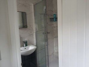 Douche, sèche-cheveux, serviettes fournies