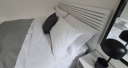 Private Room, Sleeps 2 with Ensuite & Parking