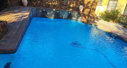Tranquil cottage with WiFi and pool in Boksburg; Home away from home.
