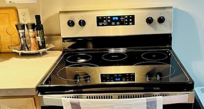 Sophia's Flat B-No Step/ Pet Friendly at Quiet & Peaceful Suburb
