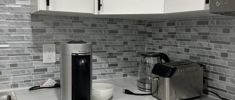 Réfrigérateur, micro-ondes, plaque de cuisson, lave-vaisselle