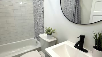 Douche, sèche-cheveux, serviettes fournies, savon
