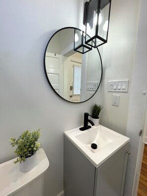 Douche, sèche-cheveux, serviettes fournies, savon