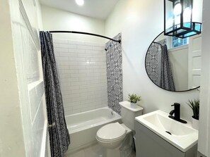 Douche, séchoir à cheveux, serviettes fournies, savon