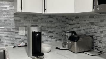 Refrigerador, microondas, placa de cocina, lavavajillas