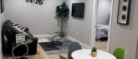 1 dormitori, escriptori, planxa i posts de planxar i wifi gratuïta