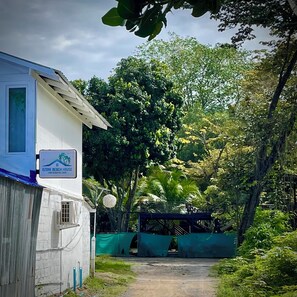 Front of property - Ozone Beach House & Rooms (Ko Lanta)