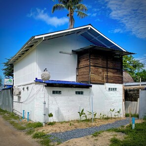 Front of property - Ozone Beach House & Rooms (Ko Lanta)