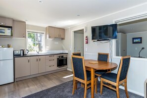 Een vaatwasser, een waterkoker, kookgerei, borden en bestek, kruiden