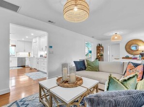 Smart-tv, eldstad, böcker och printers