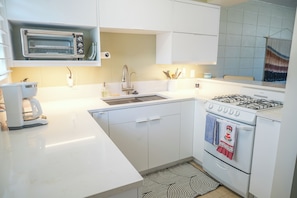 Private kitchen - Cozy 2-bedroom condo in peaceful Rancho Mirage with WiFi, AC (Rancho Mirage)