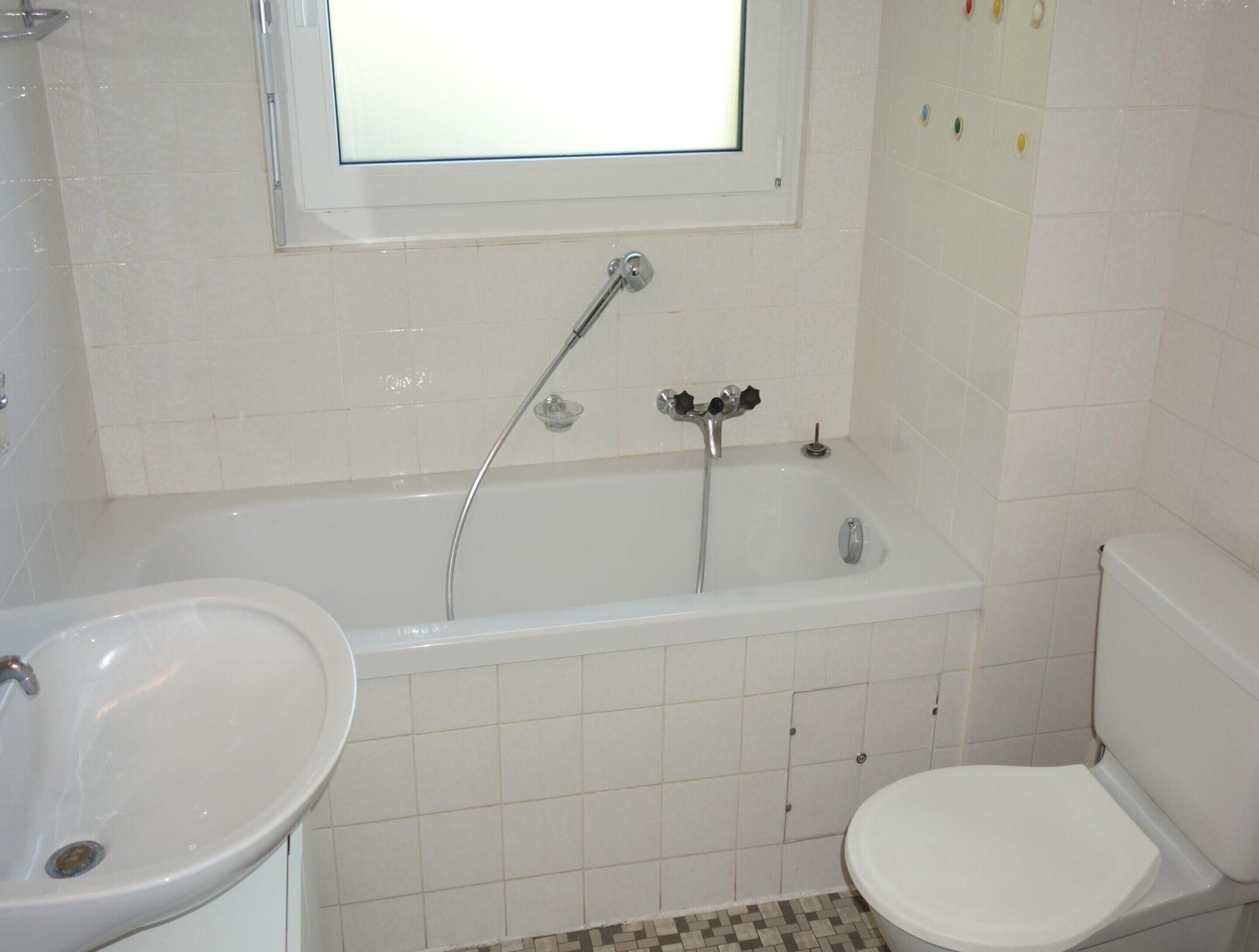 Une salle de bain avec une baignoire, un lavabo et des toilettes.