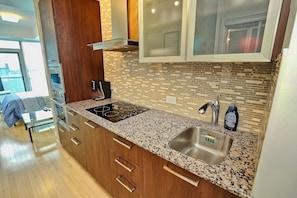 Refrigerador con freezer, microondas, horno, placa de cocina