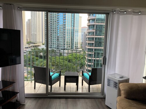 Spacious 2-bedroom apartment sleeps 7 with parking