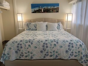 2 chambres, bureau, fer et planche à repasser, lit parapluie