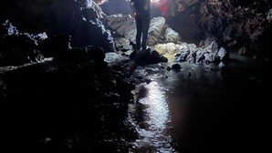 A cave with rocky formations and a person using a flashlight. - GJ TOUR
Cozy homestay in beautiful Pangmapha, Tham Lot with AC. (Pang mapha,)