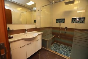 Deluxe-Doppel- oder -Zweibettzimmer | Badezimmer