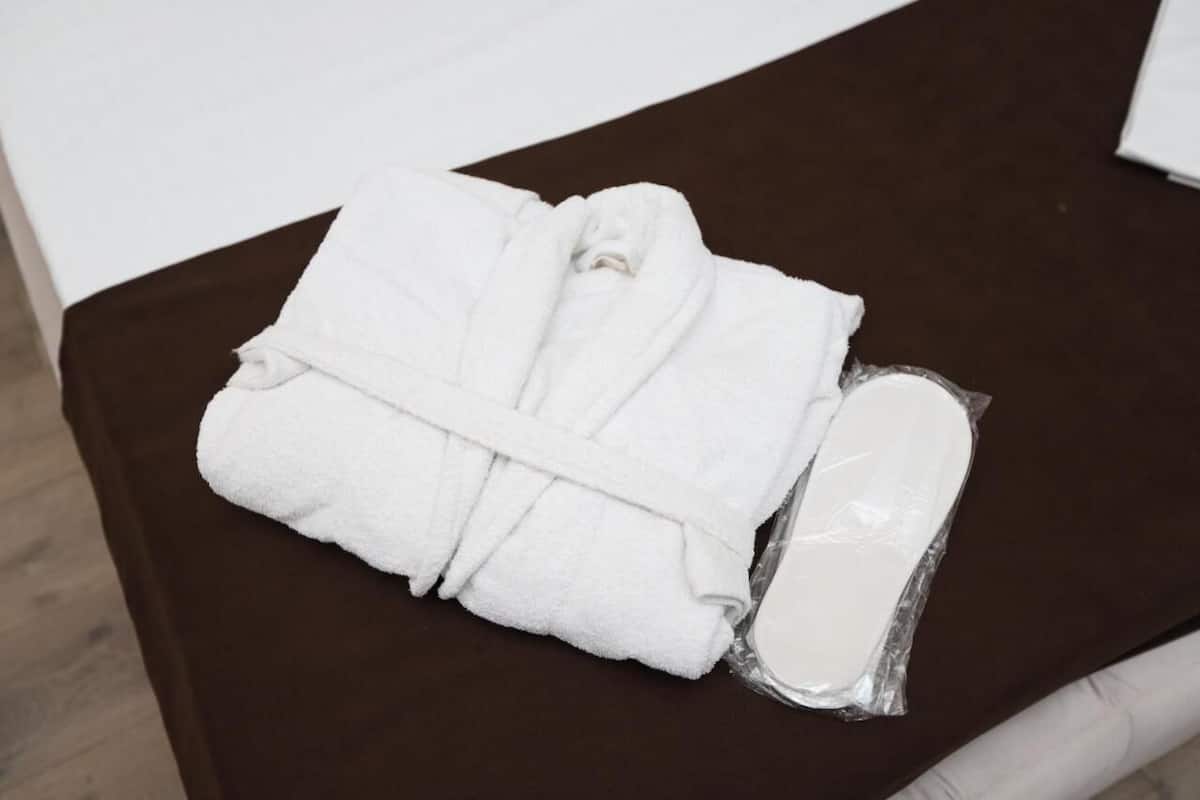 1 bedroom, in-room safe, iron/ironing board, free WiFi