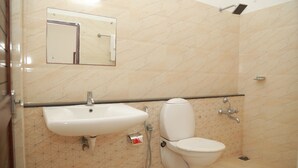 Un bagno con lavandino, WC e doccia.
