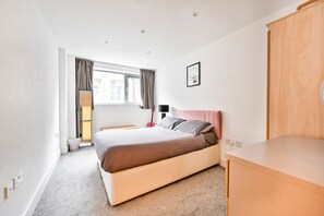 2 bedrooms, desk, iron/ironing board, WiFi