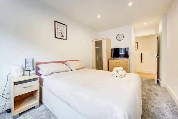 2 bedrooms, desk, iron/ironing board, WiFi