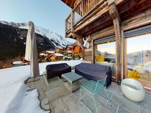 A wooden chalet with a balcony overlooking a snowy mountain landscape. - Dream Cosy & Quiet Chalet 9 Pers (Arbaz)