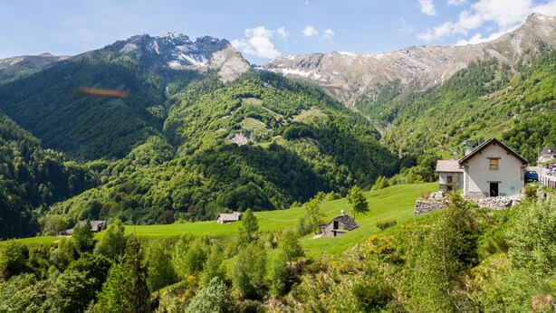 A mountain landscape with a small house and a barn. - Mountain Views In Camedo (Centovalli)