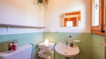 Familienchalet, Mehrere Schlafzimmer, Bergseite (Mountain Views In Camedo) | Badezimmer