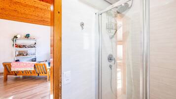 Family Chalet, 1 Bedroom, Microwave, Mountainside (Mountain Views In Camedo) | Bilik Mandi
