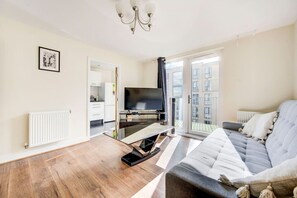 TV - London Apartment next to tube station (London)
