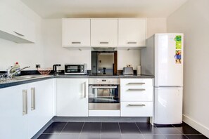 Fridge, microwave, oven, toaster - London Apartment next to tube station (London)