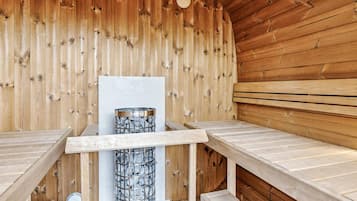 Sala de sauna com paredes e bancos de madeira.