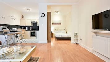 1 dormitorio, escritorio, tabla de planchar con plancha y wifi