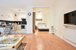 1 habitación, escritorio, tabla de planchar con plancha y wifi 
