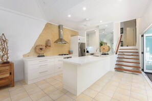 Fridge, microwave, oven, stovetop - Villa 5 on Murphy - Spacious Living, Walk to Town (Port Douglas)