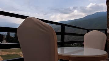 Deluxe tweepersoonskamer, uitzicht op de stad | Balkon