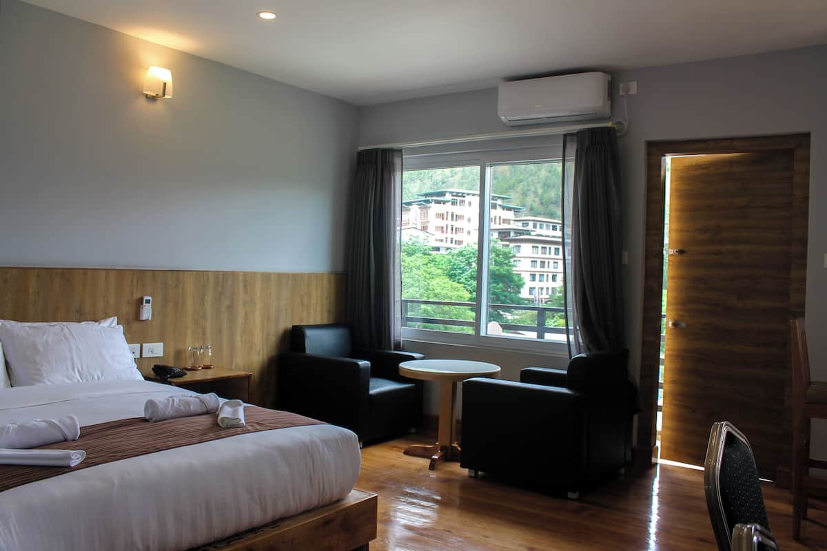 Deluxe studio suite, balkon, uitzicht op bergen | Een bureau, een laptopwerkplek, gratis wifi