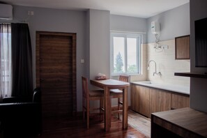 Suíte estúdio luxo, sacada, vista para a montanha | Cozinha privada