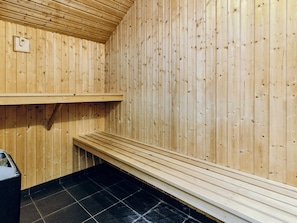 Een sauna met houten wanden en banken.