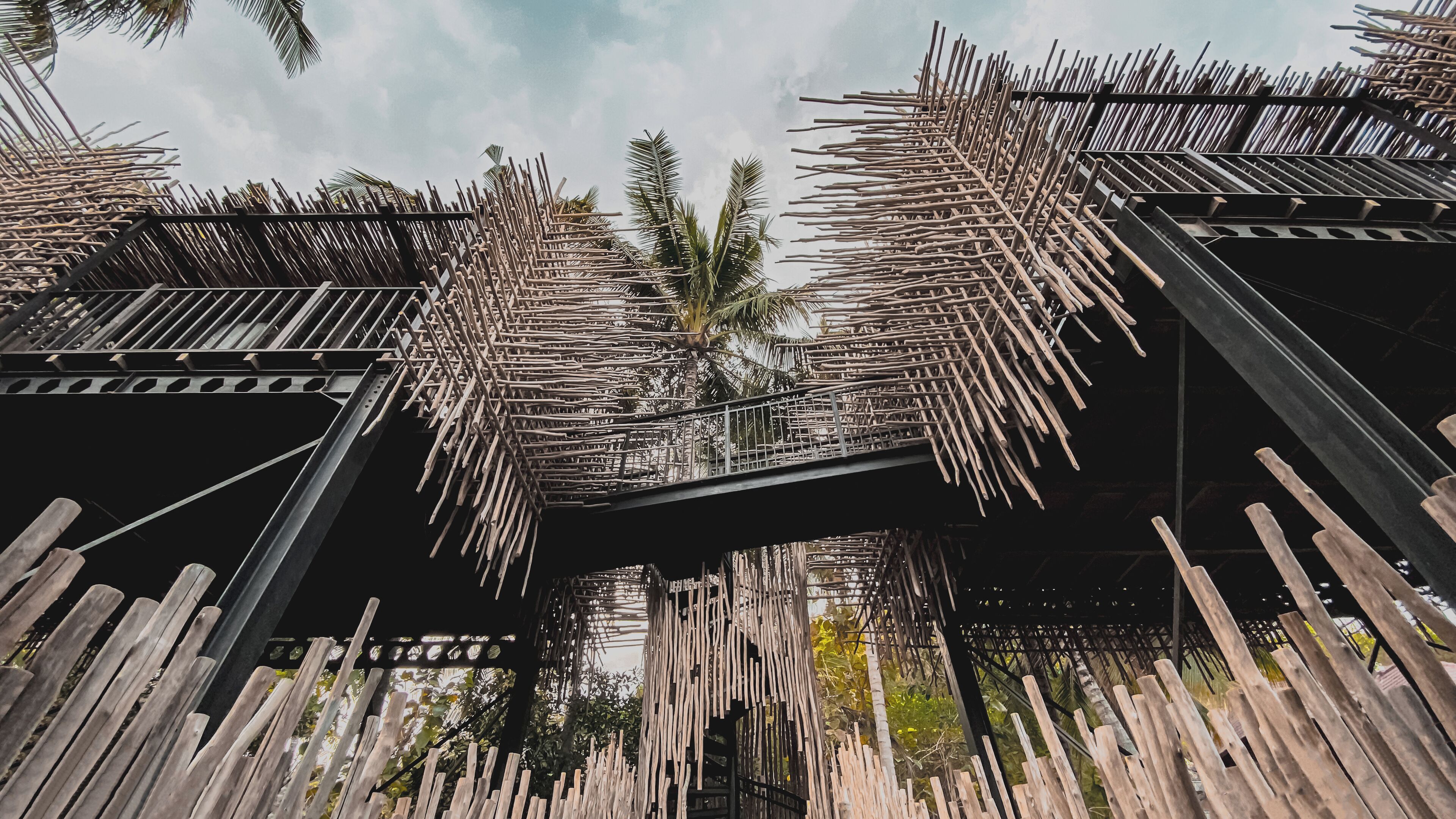 Una estructura con armazón de madera y vigas de metal, posiblemente parte de un edificio o instalación.