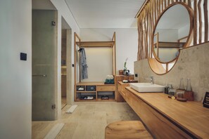 Rooftop Ocean View Suite with Pool Access | Phòng tắm | Buồng tắm vòi sen, đồ dùng nhà tắm miễn phí, máy sấy tóc 