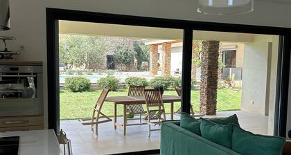 Charming villa, swimming pool, fitness room, 5 minutes from the sea, paillotes